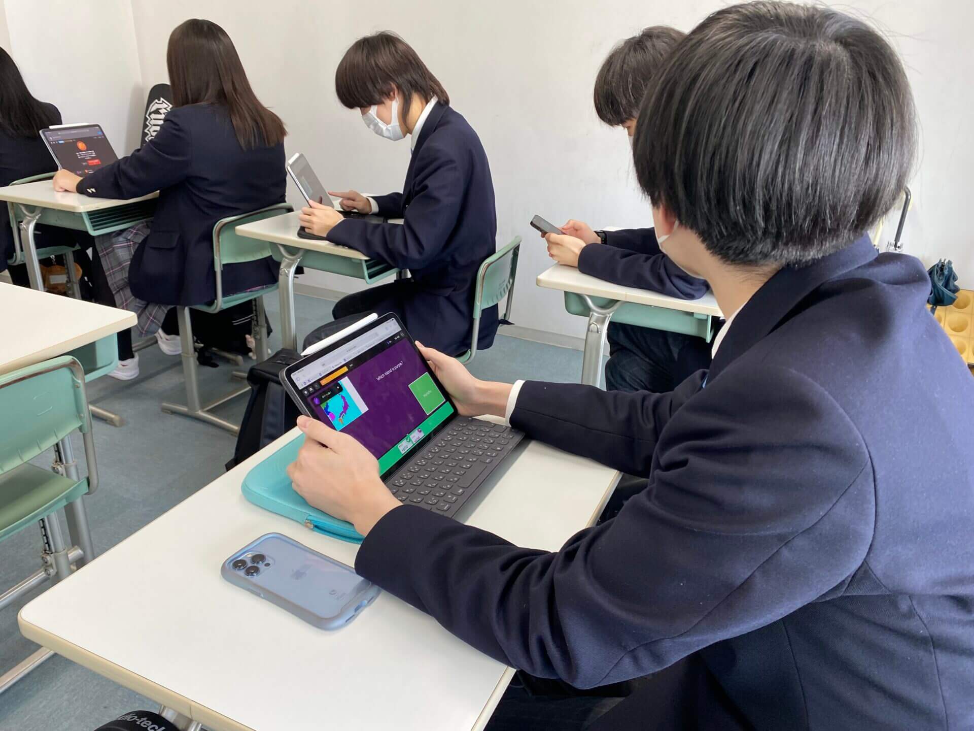 学習】 ICTを使って効果的に学習 ～教科書には無い表現に触れる～ | クラーク記念国際高等学校