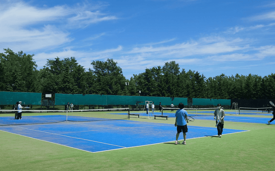 川下公園レク　テニスの様子